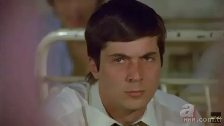 Hababam Sınıfı Uyanıyor'un 'Çalışkan Ahmet'iydi! Ahmet Sezerel'in eşi kendisinden de ünlüymüş! Meğer Yargı dizisinde.. 2