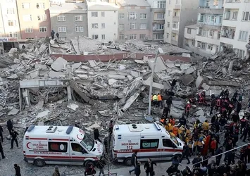 İstanbul Zeytinburnu'nda bina çöktü