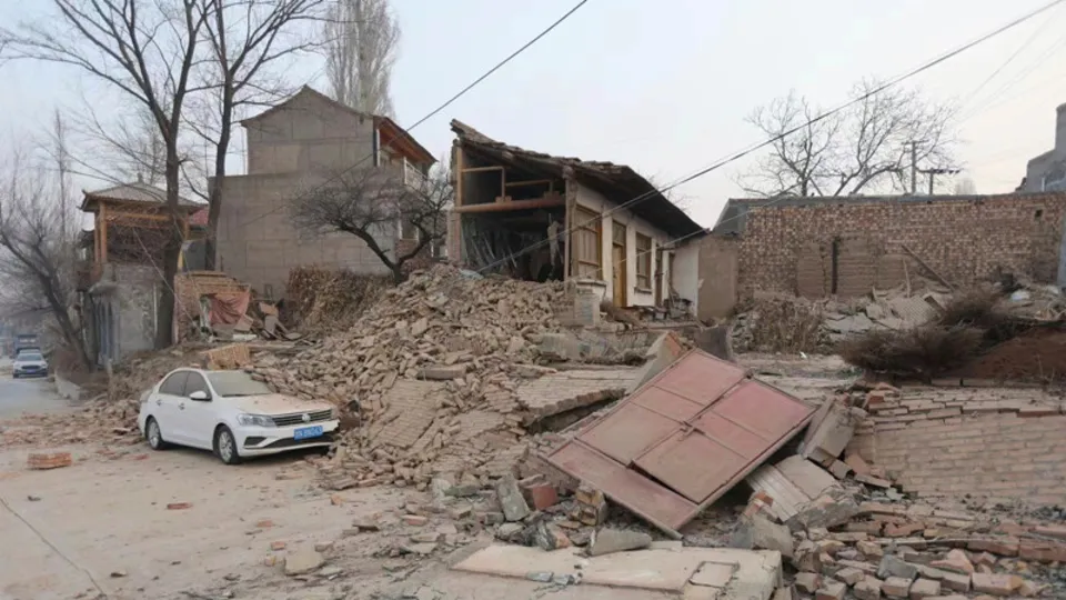 Çin'de 6.2 büyüklüğünde deprem: 111 kişi hayatını kaybetti