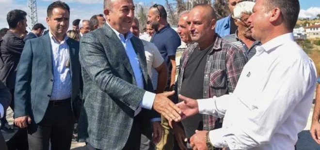 Bakan Çavuşoğlu’ndan vatandaşa destek eli! Manavgat yangınında en çok zarar gören mahalleyi ziyaret etti