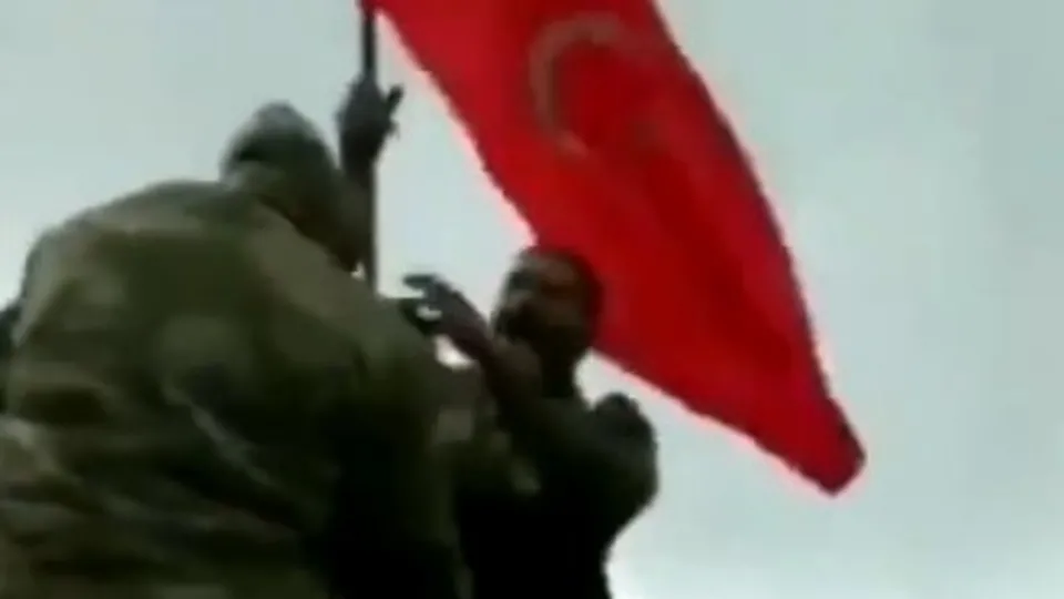 Azerbaycan ordusu Türk bayrağını Dağlık Karabağ’a dikti | Askerlerden onur veren mesaj