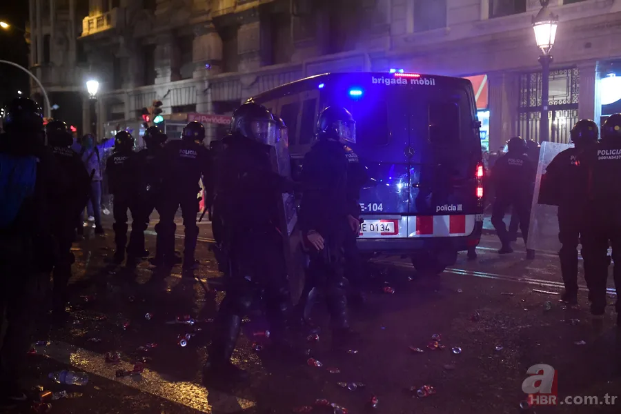İspanya'da ayrılıkçıların gösterisine polis müdahalesi! Sokaklar savaş alanına döndü 6