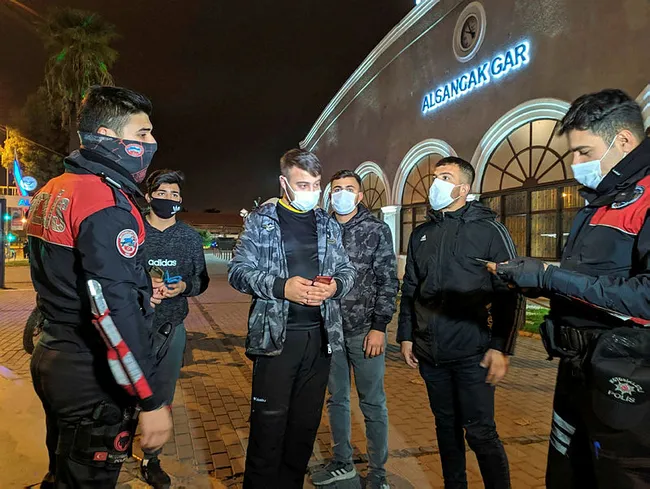 İzmir’de kısıtlamayı ihlal eden 4 kafadar uyuşturucu madde ile yakalandı - 3