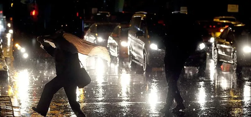 İstanbul'da sağanak hayatı olumsuz etkiledi