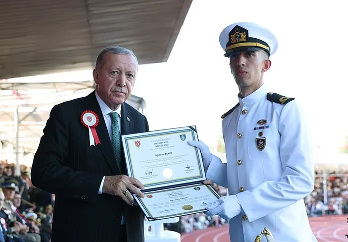 baskan-erdogandan-15-temmuz-vurgusu-40-yillik-plani-milletimizle-darmadagin-ettik-1756566074294.jpeg Başkan Erdoğan, Kara Harp Okulu'nda Milli Savunma Üniversitesi (MSÜ) Harp Okulları Diploma Alma ve Sancak Devir Teslim Töreni'nde derece ile mezun olanlara diplomalarını verdi. (A Haber arşiv)