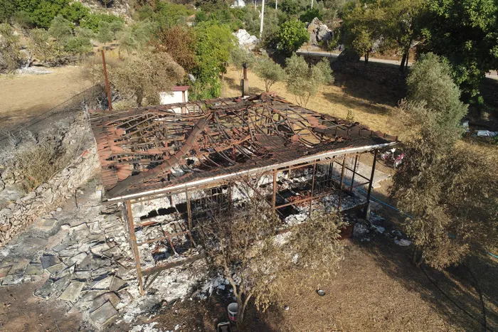 Marmaris’te yangından geriye kalanlar: Yeşilliklerin içindeki 30 ev küle döndü! Havadan böyle görüntülendi