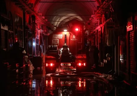 Tarihi yapı alevlere teslim olmuştu! Flaş açıklama: Kapalıçarşı'da hasar var mı? 