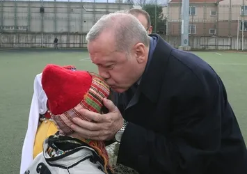 Başkan Erdoğan'a Bursa'da sevgi seli! O çocuğu alnından öptü