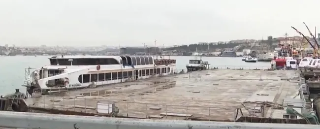 tenis-kortuydu-simdi-iskele-babasina-donustu-ibb-kaderine-terk-ettigi-alan-ne-olacak-1675497715338.jpg Tenis kortuydu şimdi iskele babasına dönüştü! İBB kaderine terk ettiği alan ne olacak? - 4