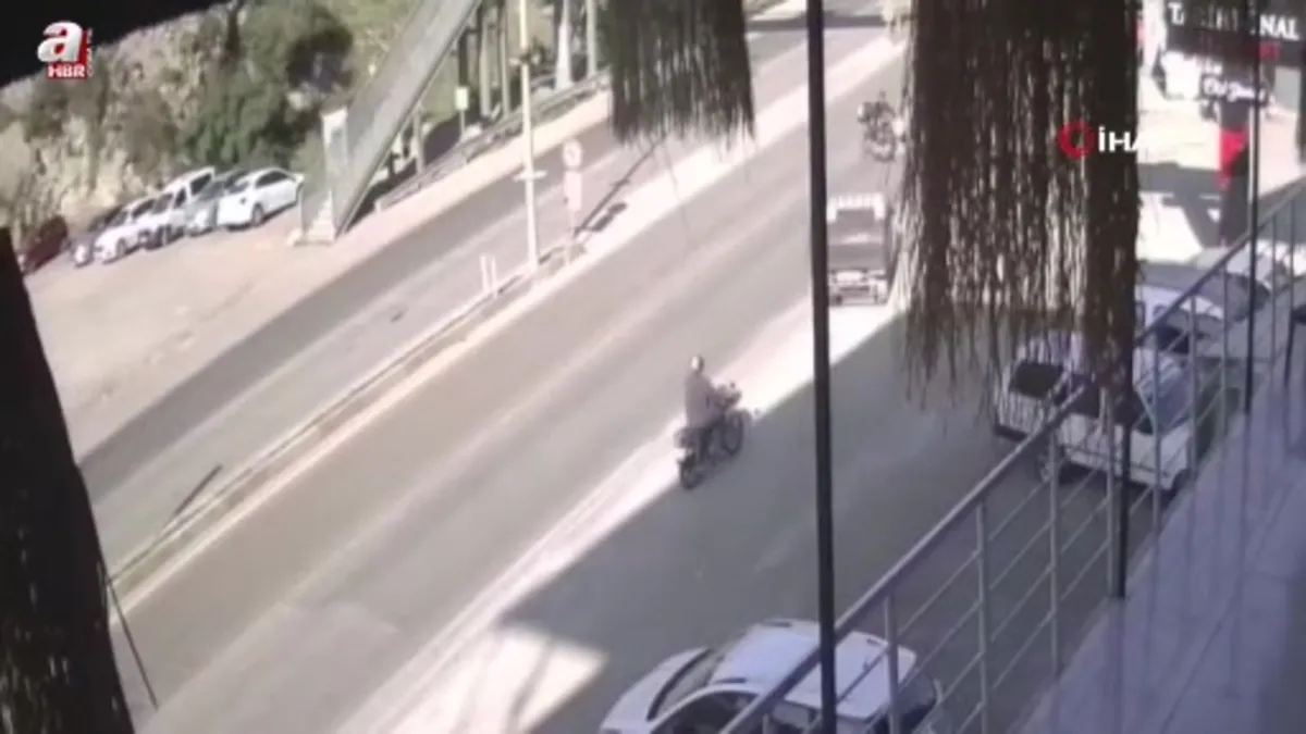 Motosikletin hafif ticari araca ok gibi saplandığı kaza kamerada