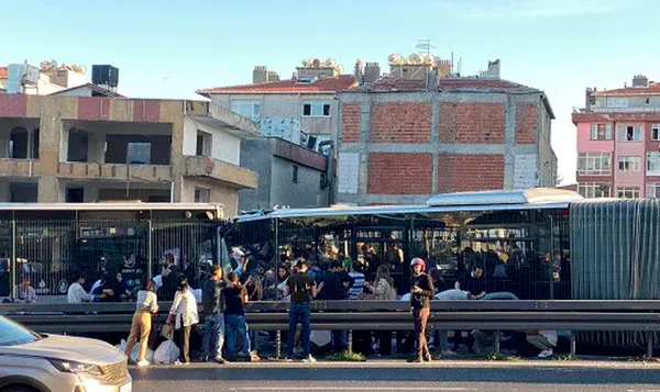 istanbuldaki-metrobus-facialarinin-ardindan-ibb-yetkilisinden-flas-aciklama-ak-parti-donemindeki-sistem-kullan-1663587061454.jpg