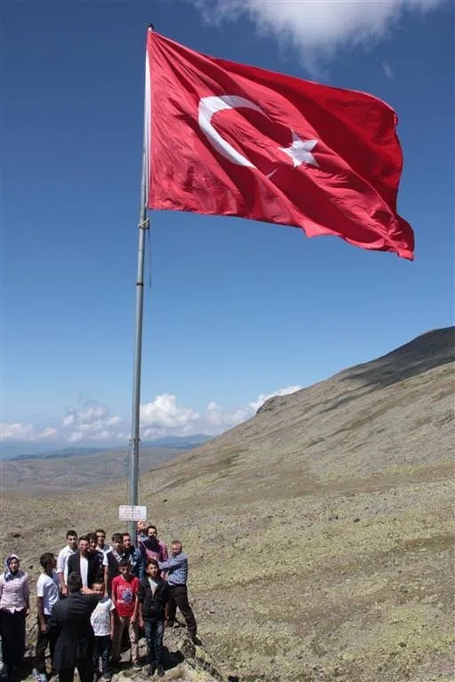 Yaylaya Dev Turk Bayragi Dikti