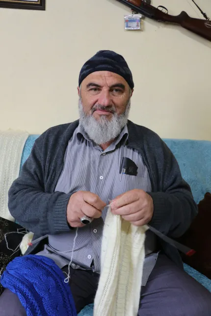 evden-cikamayan-67-yasindaki-adam-kazak-oruyor-1586585588175.jpg Evden çıkamayan 67 yaşındaki adam torunlarına kazak örüyor - 1