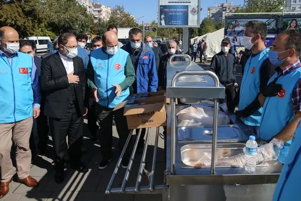 Diyanet İşleri Başkanı Erbaş İzmir'deki depremzedeleri ziyaret etti - 3
