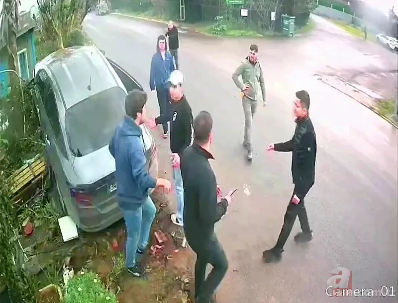 Parkta dinlenirken arabanın altında kaldı! Mucize kurtuluş kamerada 4