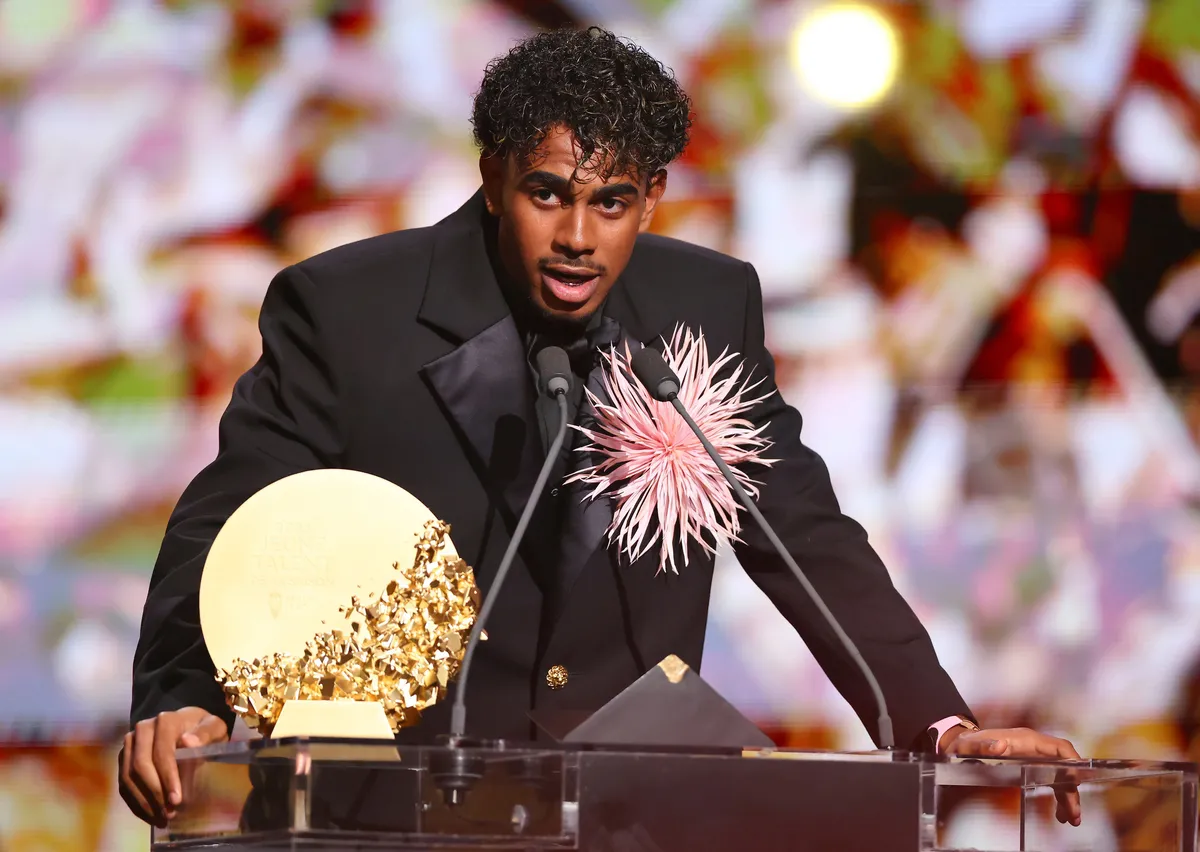 canli-2026-ballon-dor-odulleri-sahiplerini-buluyor-1793052419198.jpg Ödül töreninde Lamine Yamal (EPA)