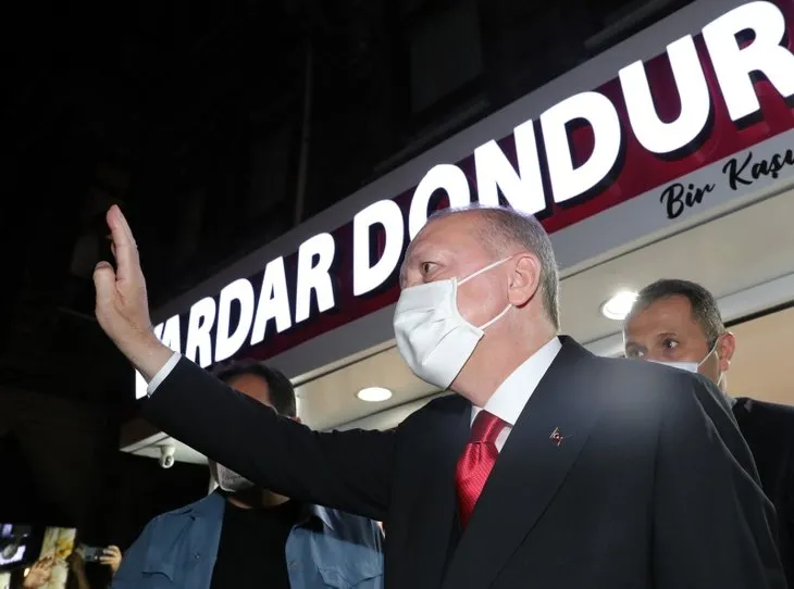 Başkan Recep Tayyip Erdoğan dondurmacıya uğradı: Vatandaşlara dondurma ısmarlayıp sohbet etti