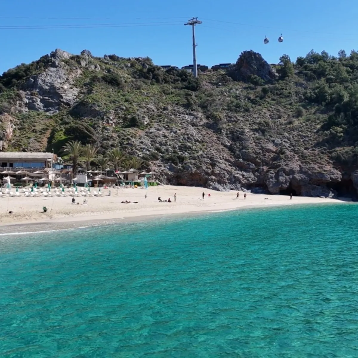 Kışın ortasında deniz keyfi: Sıcak havayı fırsat bilenler soluğu dünyaca ünlü plajda aldı