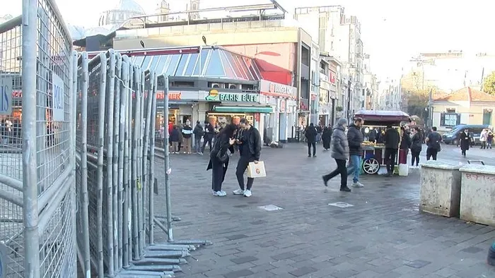 yilbasi-kutlamalarina-siki-denetim-15-bin-kamera-ile-izleniyor-55-bin-325-polis-gorevde-1735666976917.jpeg Taksim 'de yılbaşı kutlamalarına sıkı denetim! (Foto: DHA)