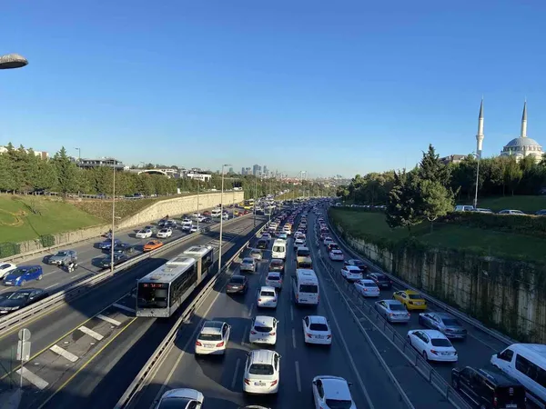 Son dakika: İstanbul’da haftanın ilk gününde trafikte yoğunluk yaşandı - 1