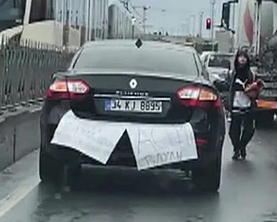 Aracına "Çok acemiyim" yazan sürücü kaza yaptı! - 2