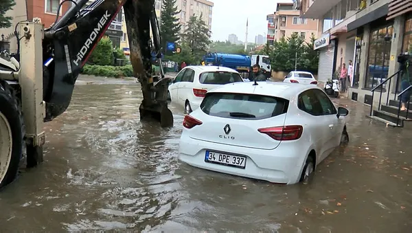 İBB'den Maltepe'de çileden çıkaran pankart! Sele teslim olan ilçede "altyapı sorununu çözdük" afişini astılar - 2