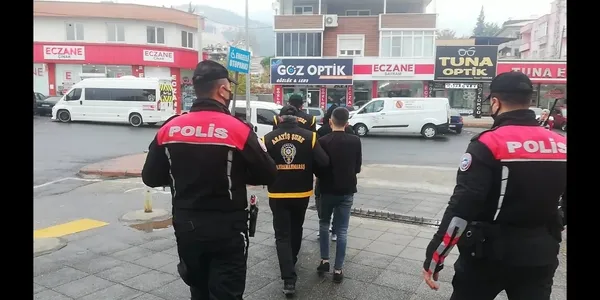 yayalarin-kabusu-kahramanmarasta-mazgal-hirsizlari-yakalandi-1641204927917.jpg Yayaların kabusu: Kahramanmaraş’ta mazgal hırsızları yakalandı! - 1