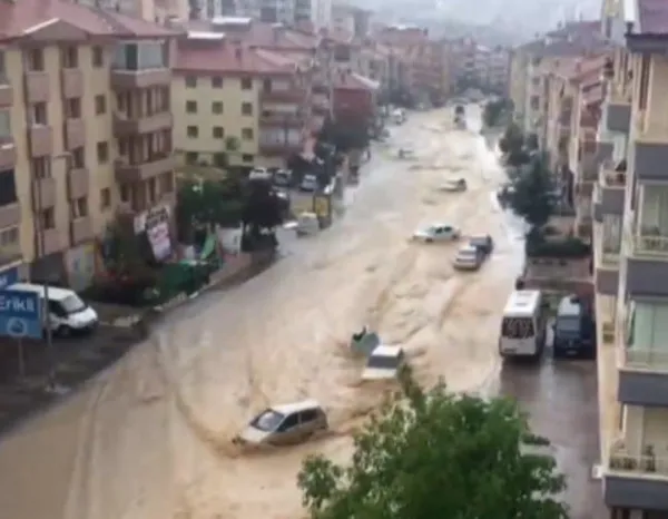 Son dakika: Ankara sele teslim! Su altında kalan caddelerde araçlar sürüklendi