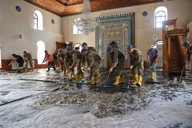 Komandolar selden etkilenen camiyi pırıl pırıl yaptılar