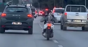 Yatarak motosiklet süren maganda kamerada