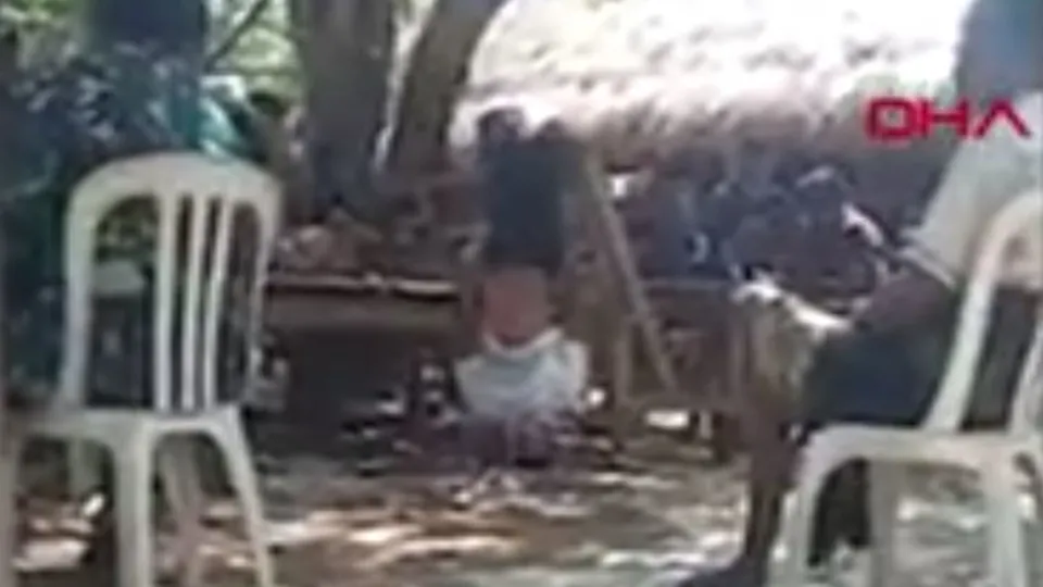 Kızlarıyla aynı evde kalan sevgilisine öyle bir şey yaptılar ki... Hastanelik oldu