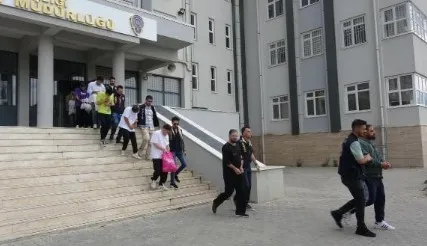 4-sehirde-sanal-eskort-dolandiriciligi-operasyonunda-12-kisi-tutuklandi-1655099461165.jpg 4 şehirde ‘sanal eskort’ dolandırıcılığı operasyonunda 12 kişi tutuklandı - 4