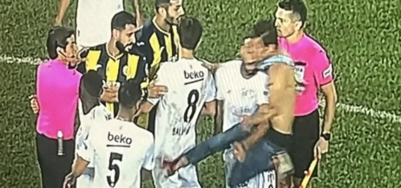 Sahaya giren Ankaragücü taraftarı Beşiktaşlı futbolcuya tekme attı