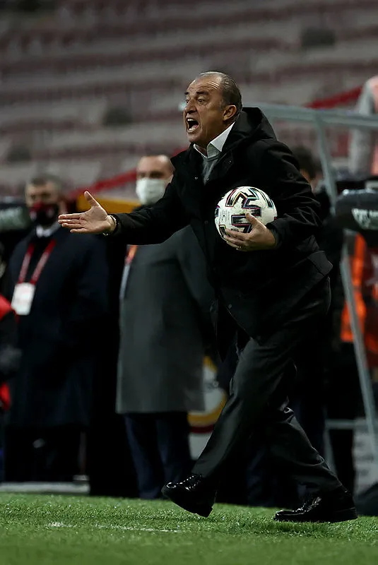 Galatasaray Teknik Direktörü Fatih Terim’den Çaykur Rizespor maçı sonrası MHK’ya eleştiri: Hep bizde deniyorlar böyle ilkleri