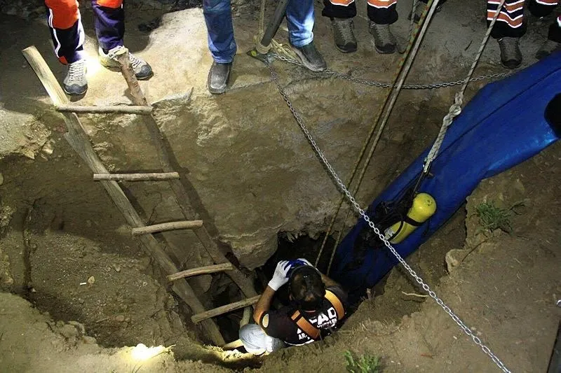 Define aramak için kazdıkları kuyuda zehirlendiler - 1