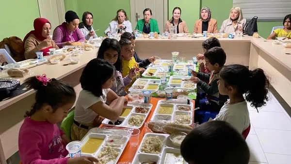Başkan Erdoğan İzmir Aliağa’daki yetim çocukları sevindirdi! Oyuncalar yüzlerini güldürdü