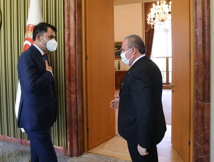 Çevre ve Şehircilik Bakan Murat Kurum, TBMM Başkanı Şentop’a Gazi Meclis’in tapusunu takdim etti - 1