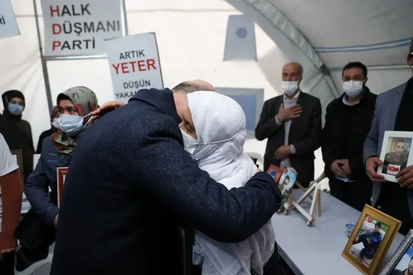 İçişleri Bakanı Süleyman Soylu’dan HDP önünde evlat nöbetindeki ailelere ziyaret