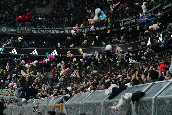 Tribünlerdeki istifa sloganlarının perde arkası! Onur Erim’den Fenerbahçe’ye eleştiri: Bu tiyatroda rolünü çok iyi oynuyor Uğur Dündar ve Ali Koç...