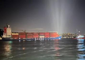 İstanbul boğazı gemi trafiğine açıldı: Arıza yapan gemi Ahırkapı'ya çekildi