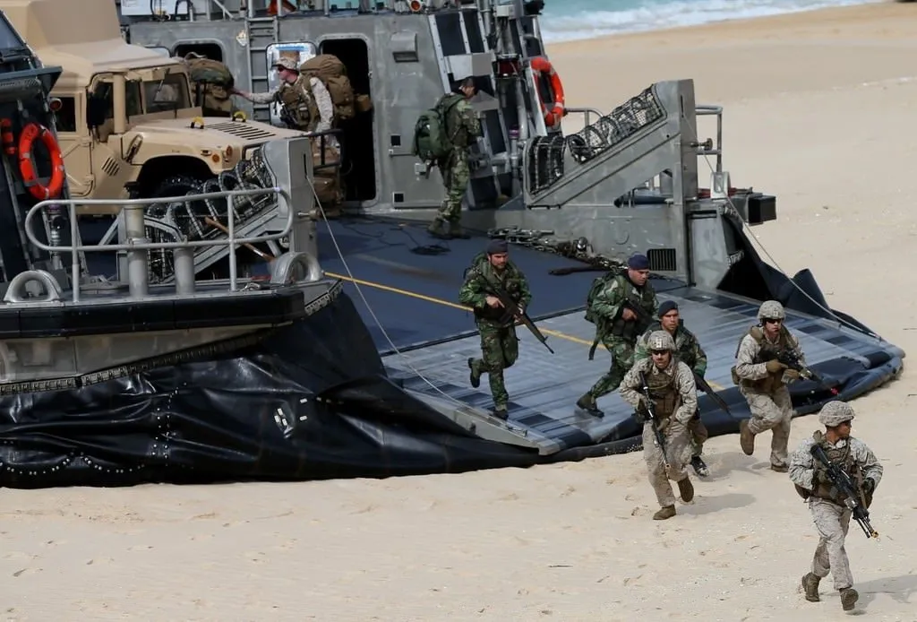 Нато высадились. Trident juncture-2015. Фототехники НАТО. Португальский морской пехотинец.