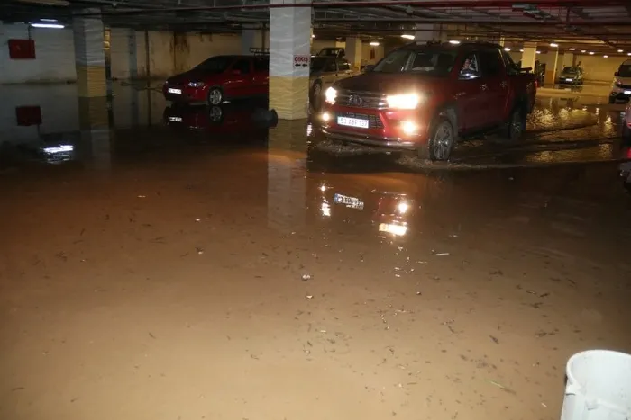 Son dakika! Rize'de şiddetli yağış etkili oldu! Kent merkezini su bastı - 2