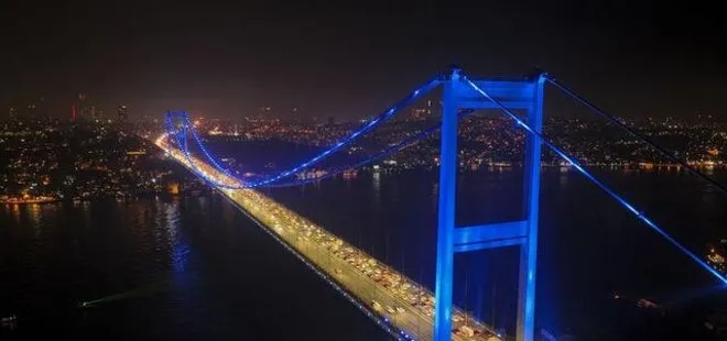 İstanbul’da köprüler kolon kanseri için ışıklandırıldı