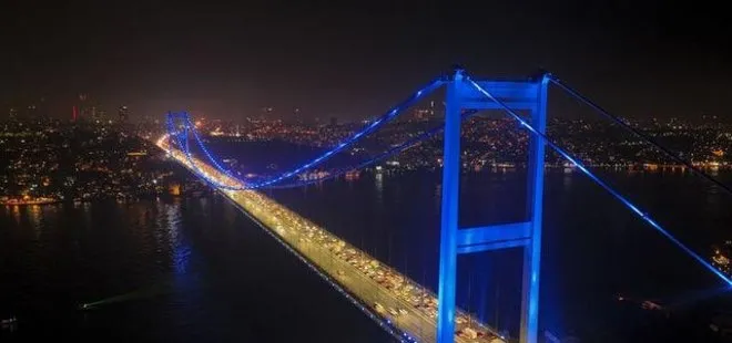 İstanbul'da köprüler kolon kanseri için ışıklandırıldı