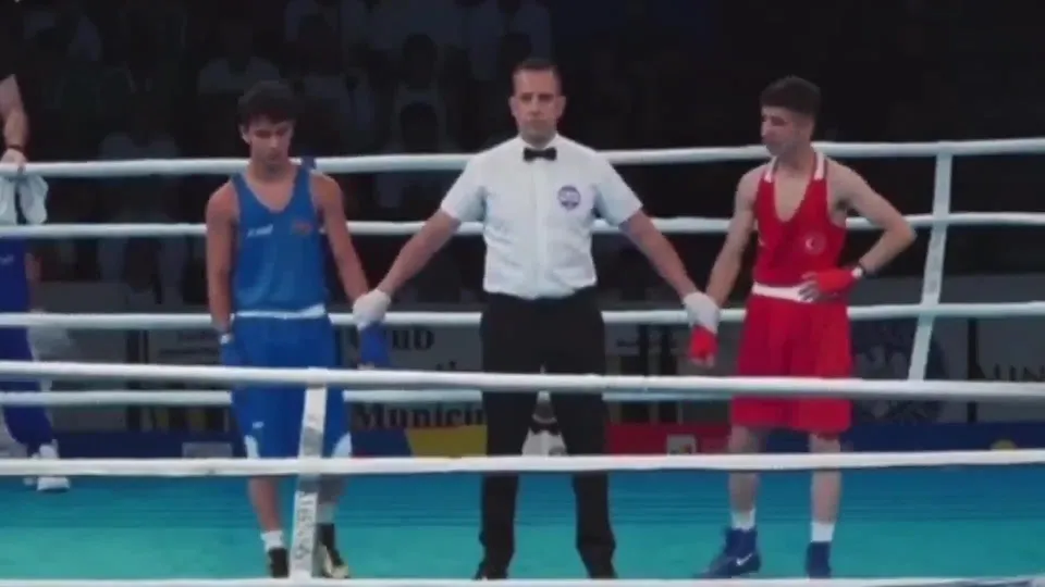 Avrupa Gençler Boks Şampiyonası’nda ’İki Devlet Tek Millet’ duygusu! Azerbaycanlı sporcu Türk rakibinin formasındaki Türk bayrağını öptü