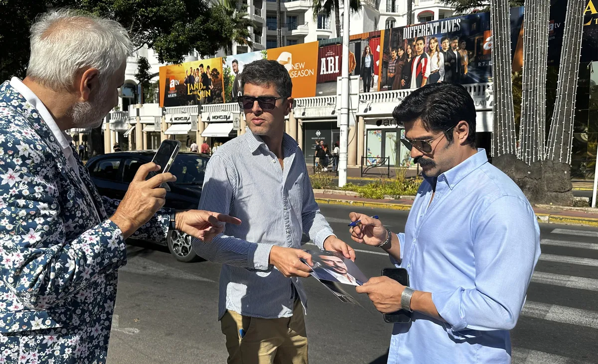 1791819398146.jpg Cannes’da güneş Burak Özçivit’le doğdu! “Güneşin Doğduğu Yer”in yıldız oyuncusu MIPCOM’un ilgi odağı oldu - 4