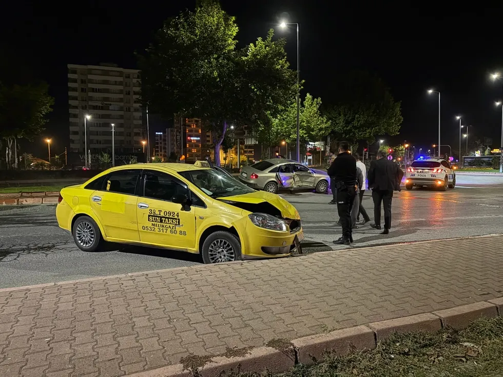 Melikgazi’de ticari taksiyle otomobil çarpıştı! Refüje savrulan aracın sürücüsü hastaneye kaldırıldı - 3