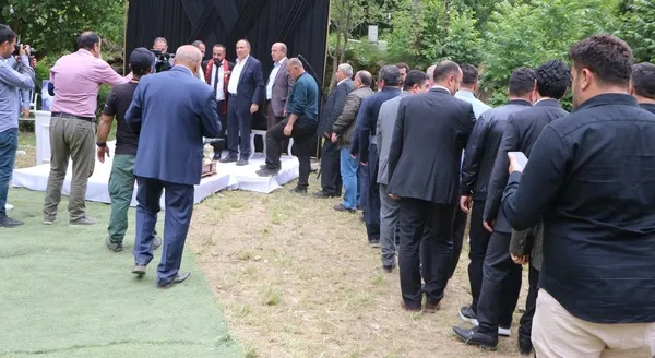 kiloyla-altin-taktilar-dugunde-geline-ve-damada-takilan-takilar-dudak-ucuklatti-1653310158245.jpg Kiloyla altın taktılar! Hakkari'de düğünde geline ve damada takılan takılar dudak uçuklattı - 2