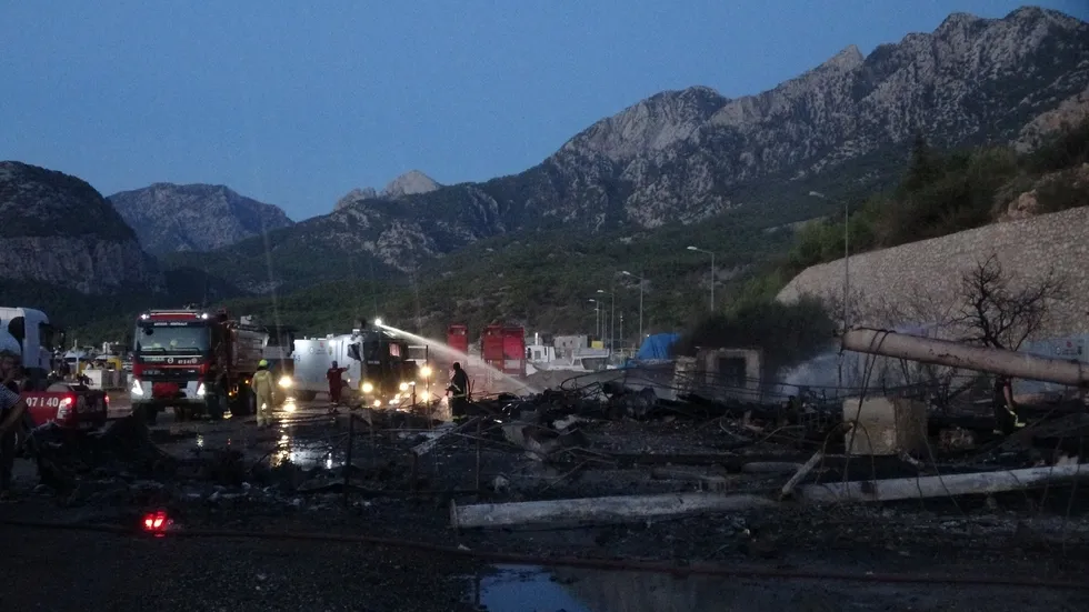 Antalya Balıkçı Barınağı’nda gece yangını! Şiddetli rüzgârın ardından büyük hasar: 20’den fazla tekne küle döndü - 4
