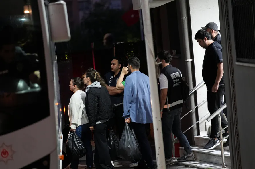 Buca Belediyesi "yolsuzluk" soruşturmasında 54 şüpheli adliyeye sevk edildi - 6